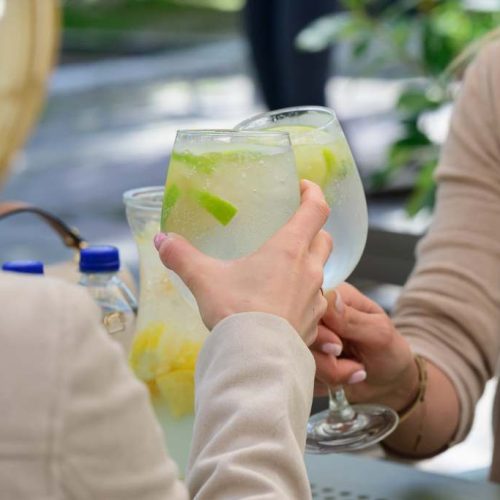 Koccintás friss limonádéval az Evezős Sörkert árnyékos teraszán – Római-parti sörkert nyári hangulatban